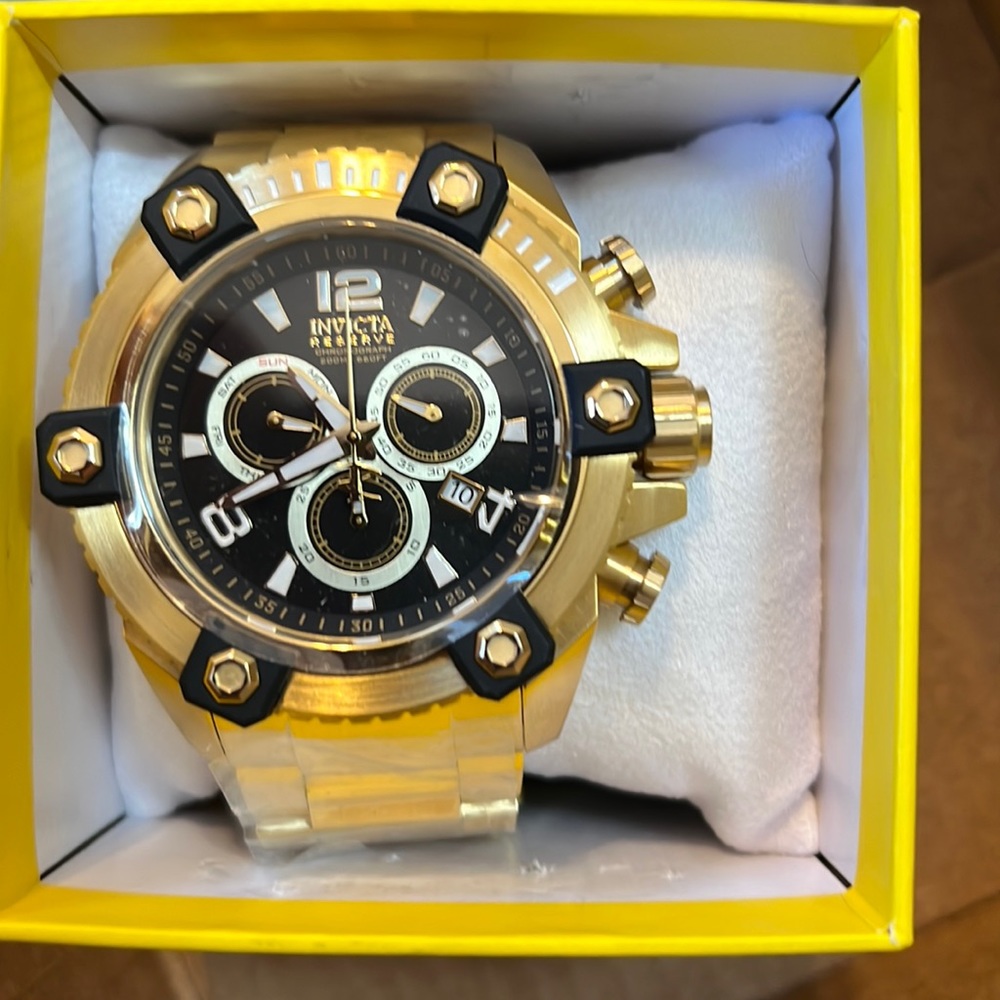 Invicta mens chronograph watch Model 15827. Brand new with box & tags.